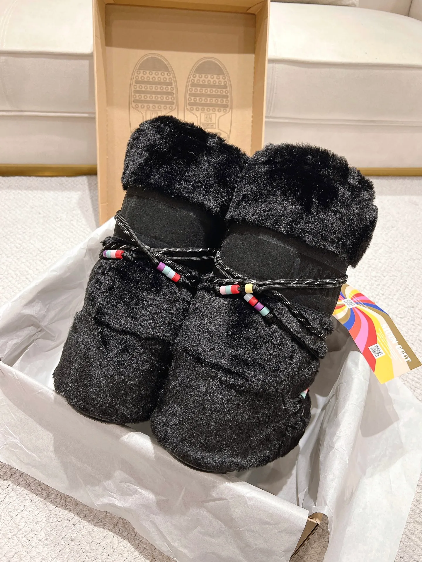 p680 [Exclusive top quality | New upgraded version] ✨A must-buy in winter 2025! Moon Boot moon snow boots - the ultimate warm weapon for fashionistas ❄️ Forget UGG! This winter🔥The "ugly Big Mac" that dominates the streets is here~ 👢The same Y2K retro style from Paris Hilton and Beckham is back! 4cm taller inside ✨ Invisible leg lift · Extremely slimming 👌 Fluffy and soft but not bloated, instantly show off your sense of style when put on your feet 🦋 The same style for both men and women | Can be worn by both men and women | Regardless of left or right foot!  ❄️Maximum thermal insulation power｜No pressure for fun in the snow 💫Trendy style code｜Easily achieve the Millennial hot girl style Say goodbye to ordinary snow boots ~ This winter you need to be warm and rusty! 🌟 #MoonBoot snow boots #winter hot style #瞞小similar style #millennium style wear ❶Fabric: original custom/cowhide/woven wool/high mercerized waterproof cloth ❷Inner: original 100% silk cotton liner ❸Feet: original 100% silk cotton liner ❹Outsole: original molded two-color non-slip outsole ❺Sole thickness: 4cm (including inner**) ❻Number of codes: 35-40 (41. Customized) ❼Packaging: Original full set of packaging ☀Color: Official website updated simultaneously